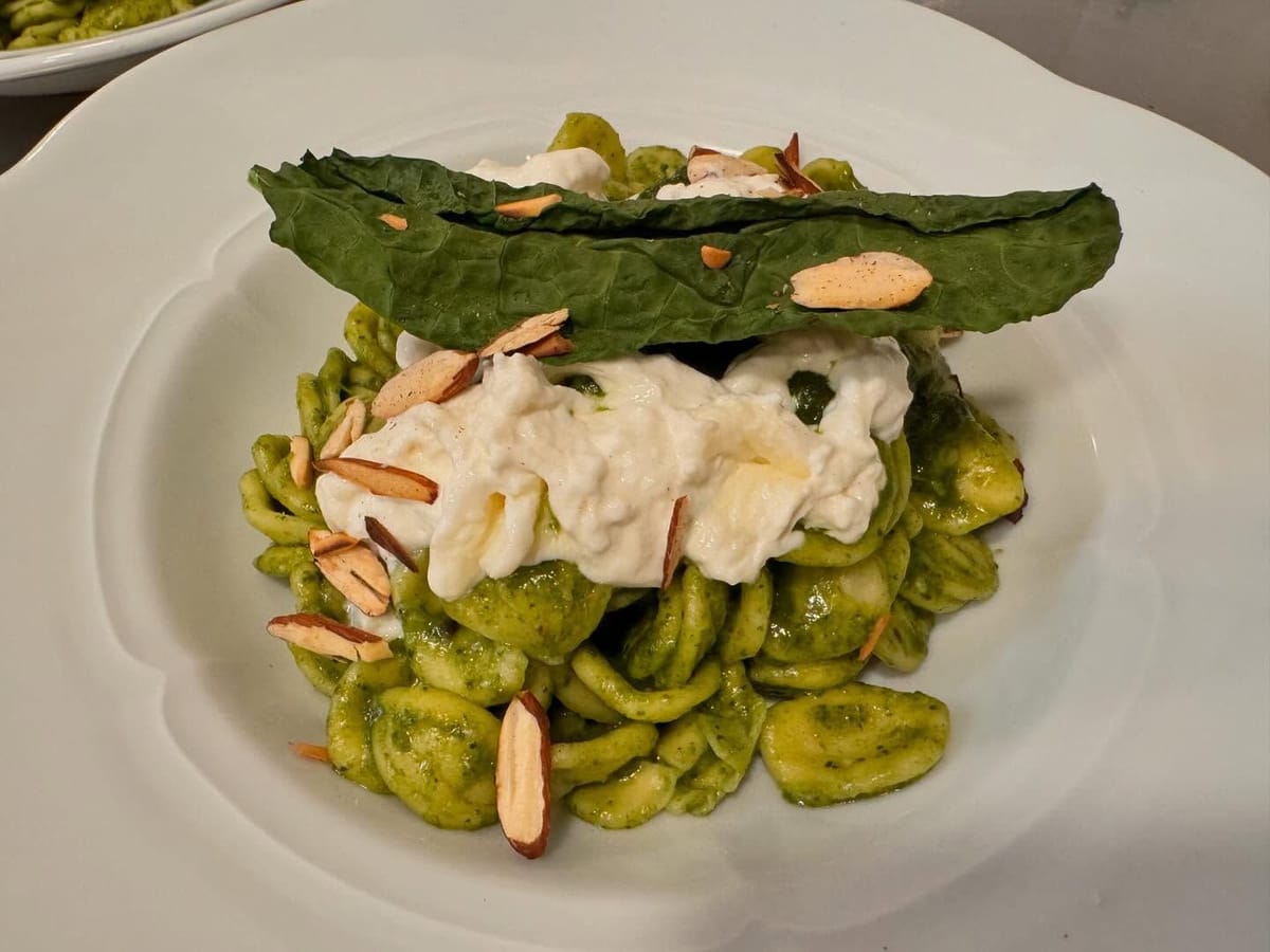 Orecchiette al pesto con la burrata, le mandorle e una foglia di cavolo nero.