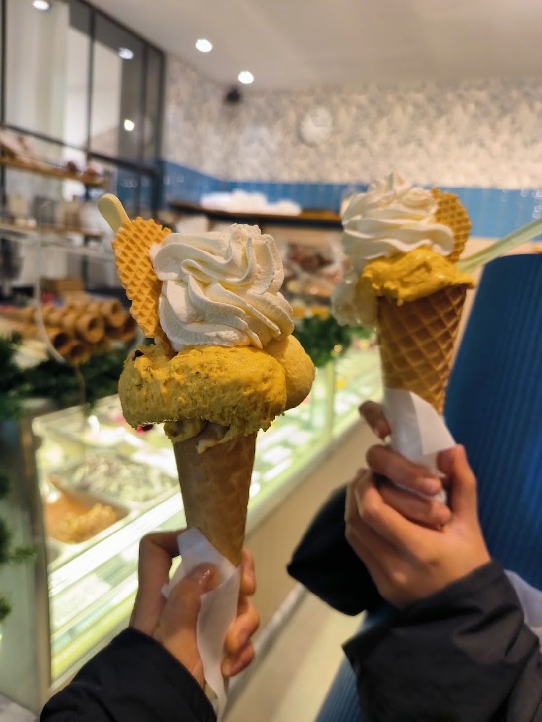 Due coni di gelato al pistacchio con panna montata