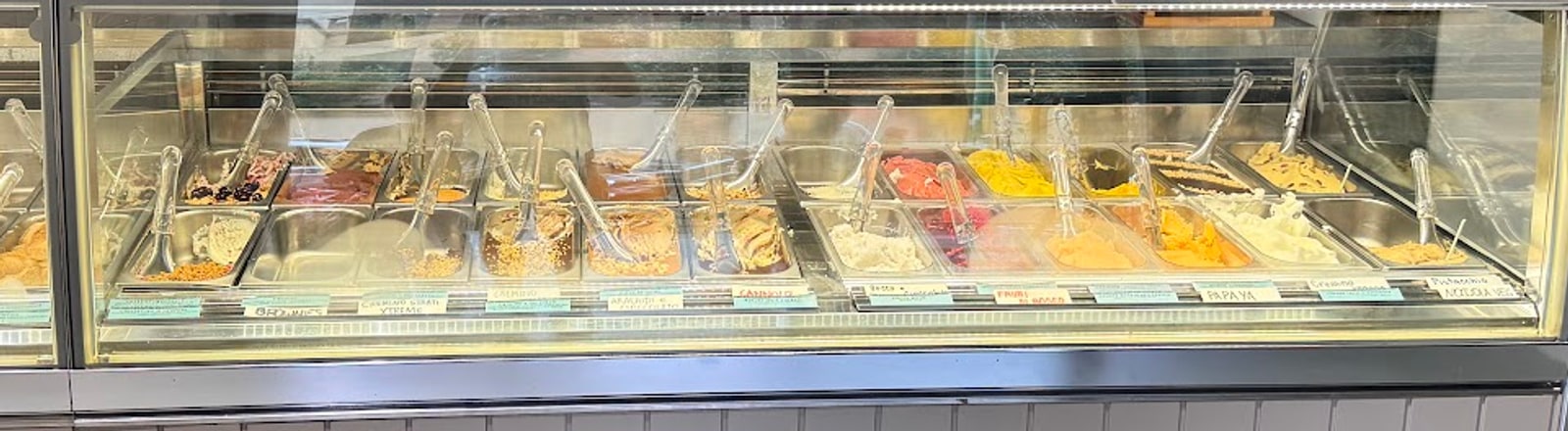 La fila delle vaschette nel banco, con i cartellini dei gusti scritti a mano