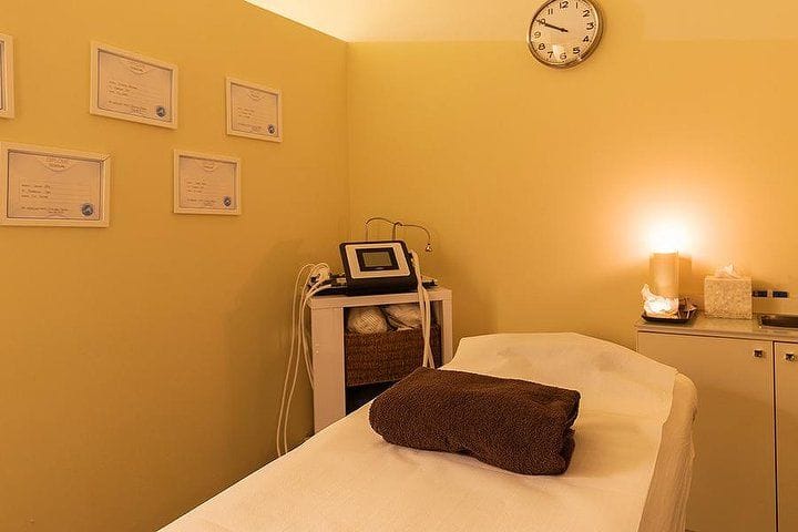 L'altra cabina ocra, con gli attestati al muro, l'orologio e la lampada accesa.
