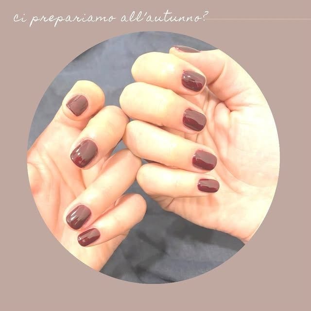 Le mani con lo smalto bordeaux, e la scritta ci prepariamo all'autunno?