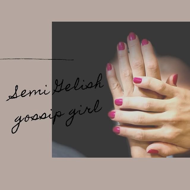 Le mani col semipermanente magenta, e la scritta a mano Semi Gelish gossip girl.