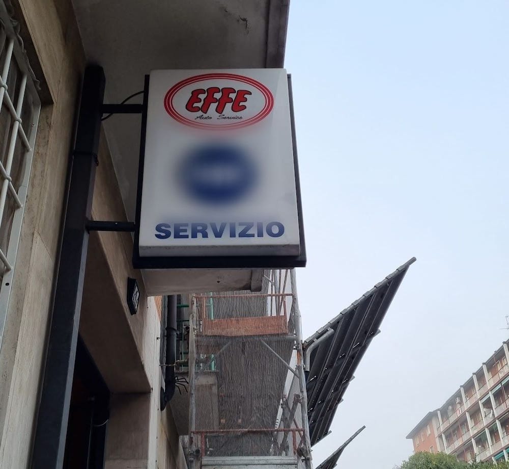 L'insegna a bandiera sulla via, con l'ovale rosso EFFE Auto Service