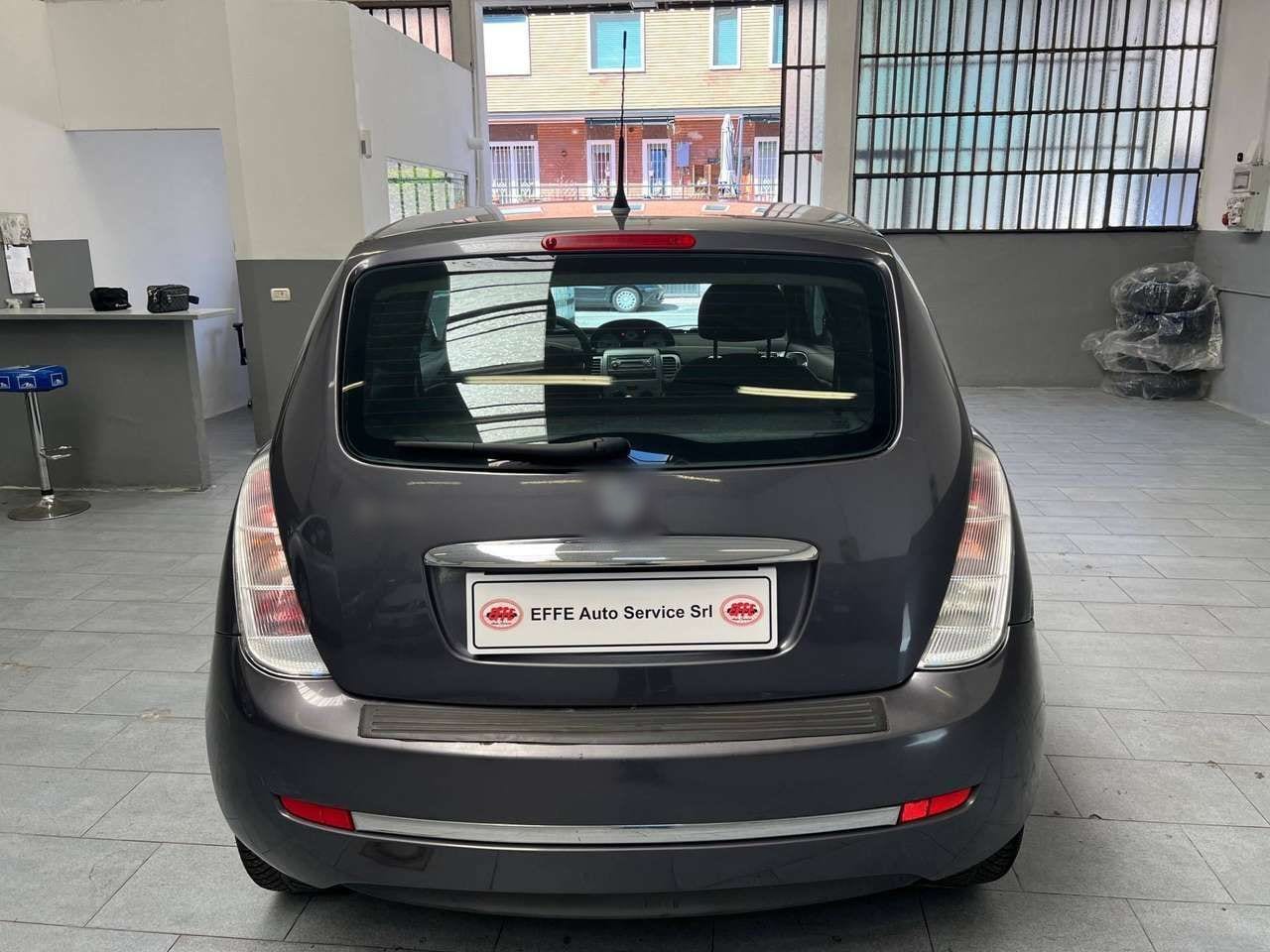 Un'auto usata di spalle nel salone, con la targa di cortesia EFFE Auto Service Srl
