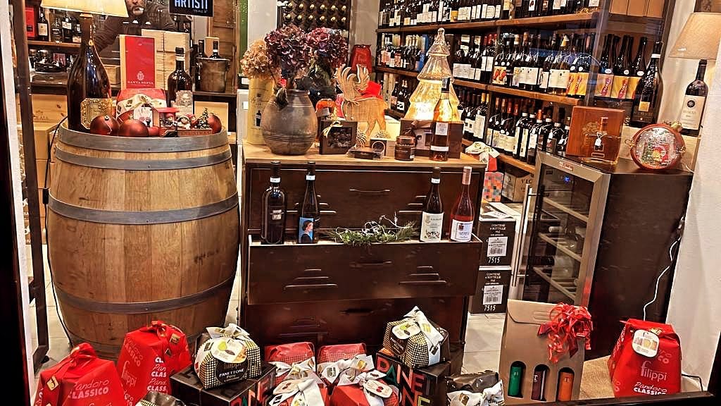 L'interno dell'Enoteca Lambrate, botte e bottiglie