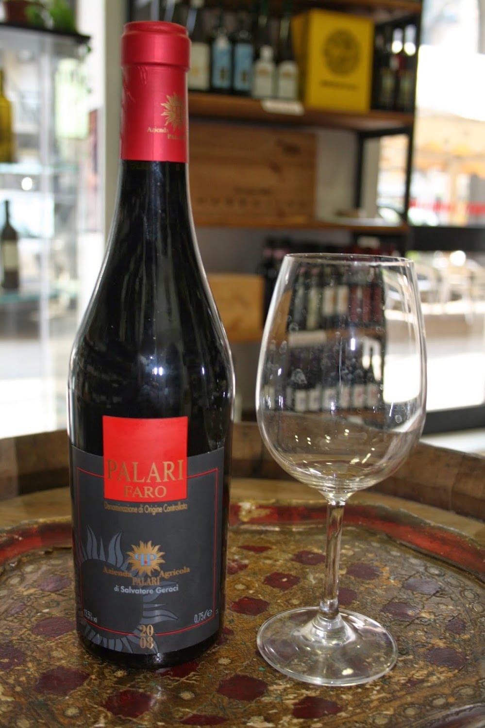 Una bottiglia di vino rosso e un calice