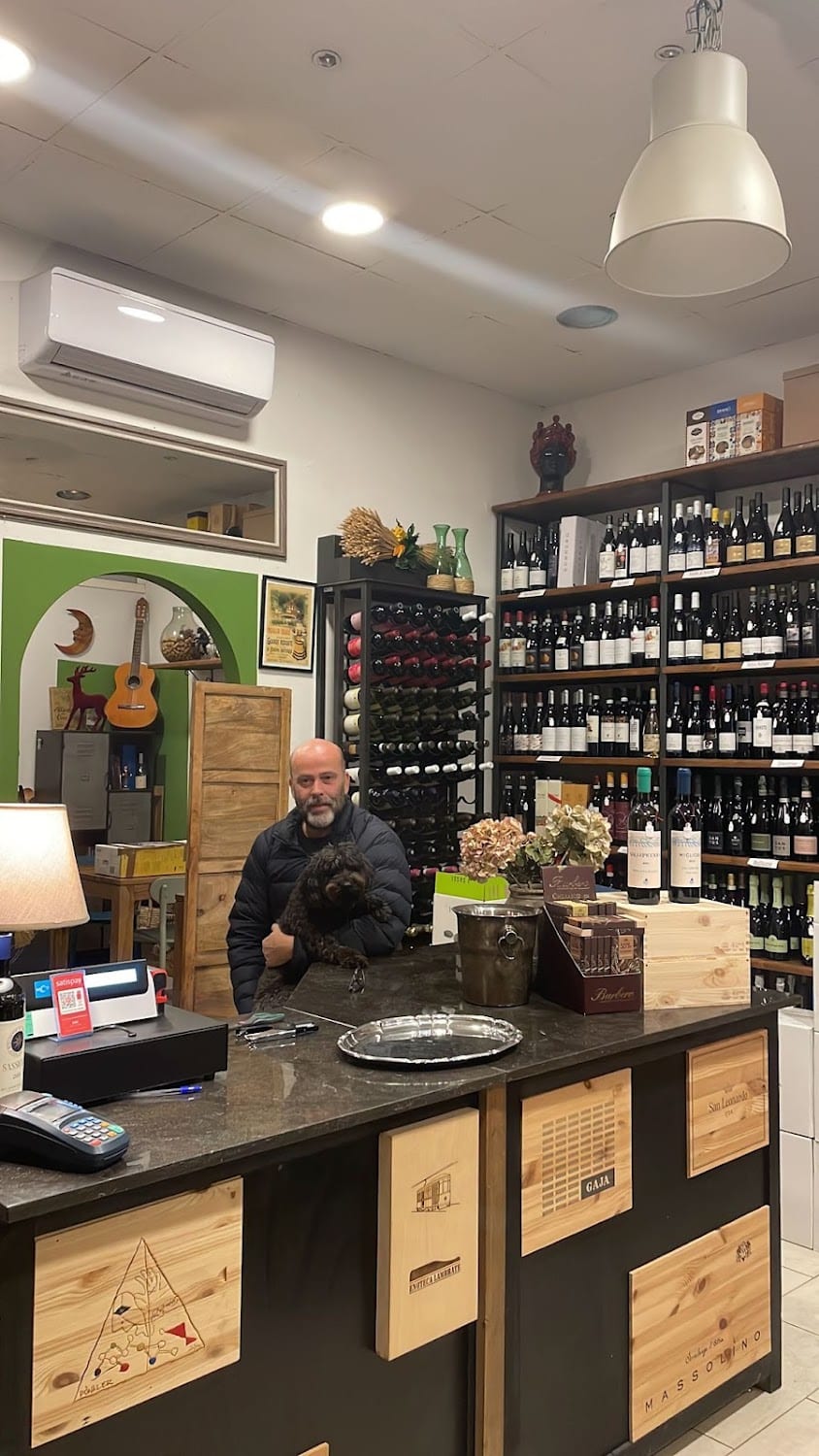 Ciro, il titolare, al banco dell'enoteca