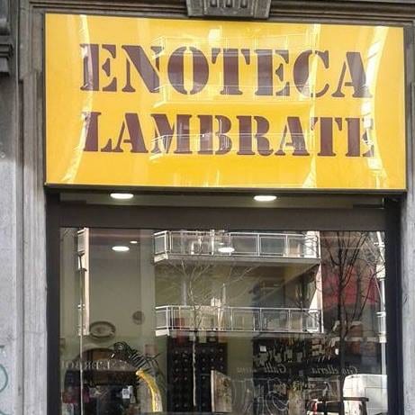 L'insegna gialla dell'Enoteca Lambrate