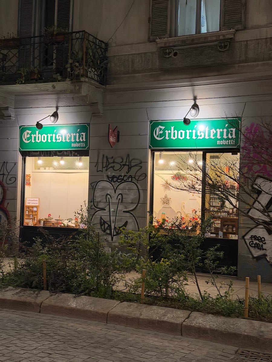 La bottega illuminata di sera
