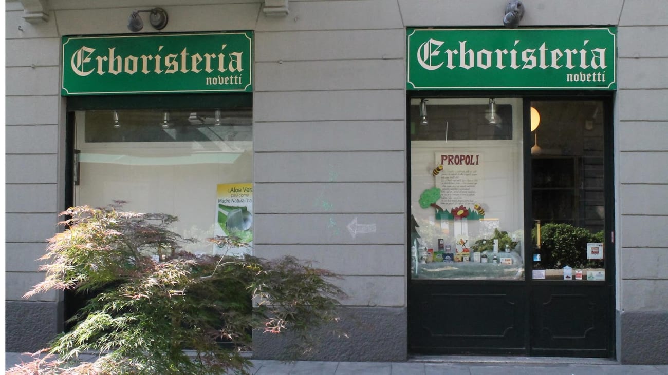 L'insegna verde dell'Erboristeria Novetti