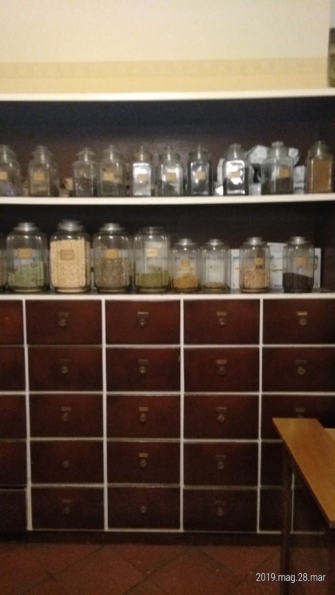 I vasi delle erbe sulla cassettiera in legno