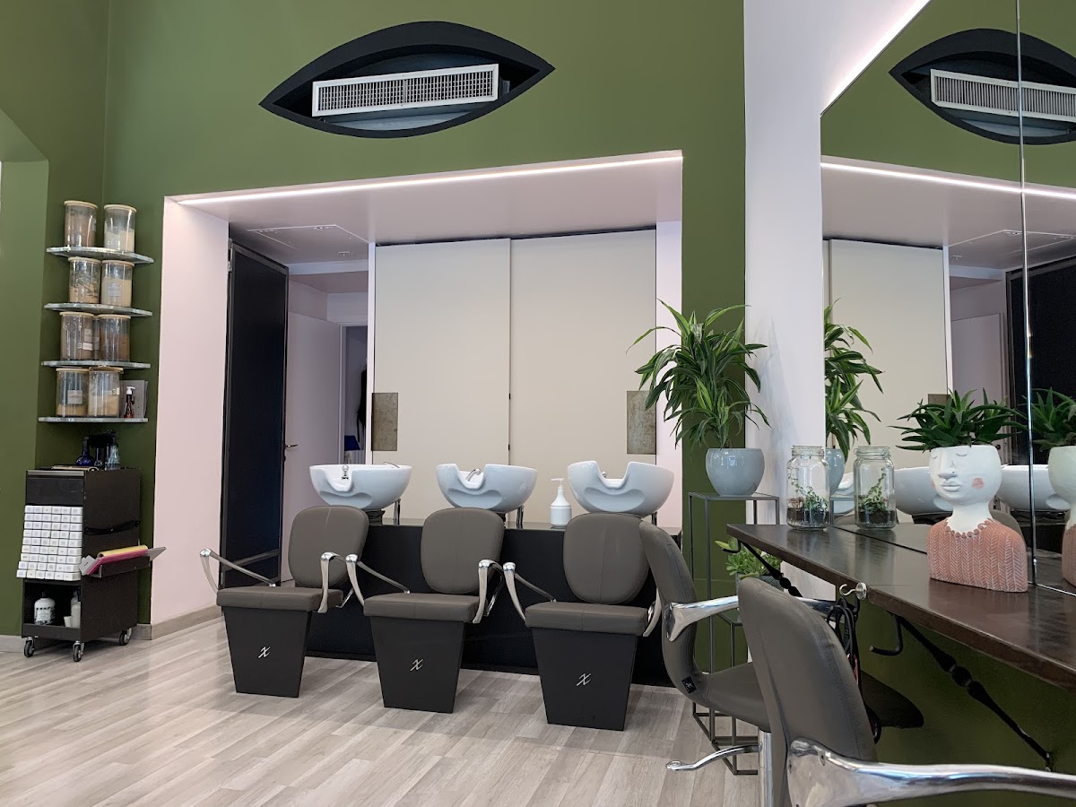 Area shampoo con parete verde e piante