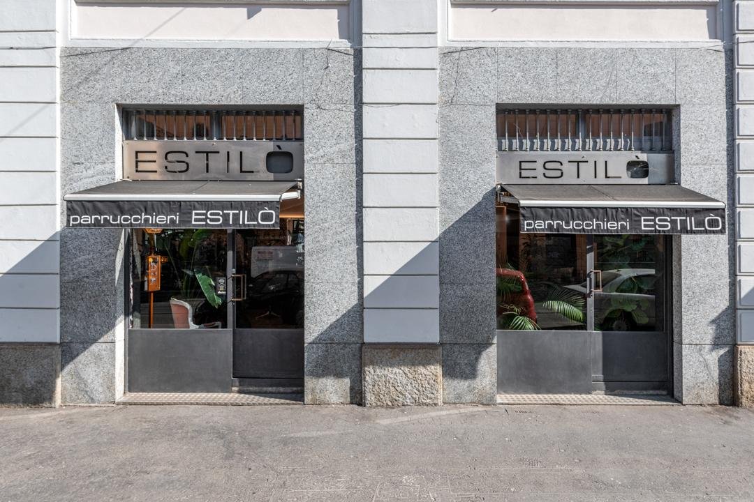 La vetrina di Estilò Parrucchieri in Via Vigevano 14, Milano