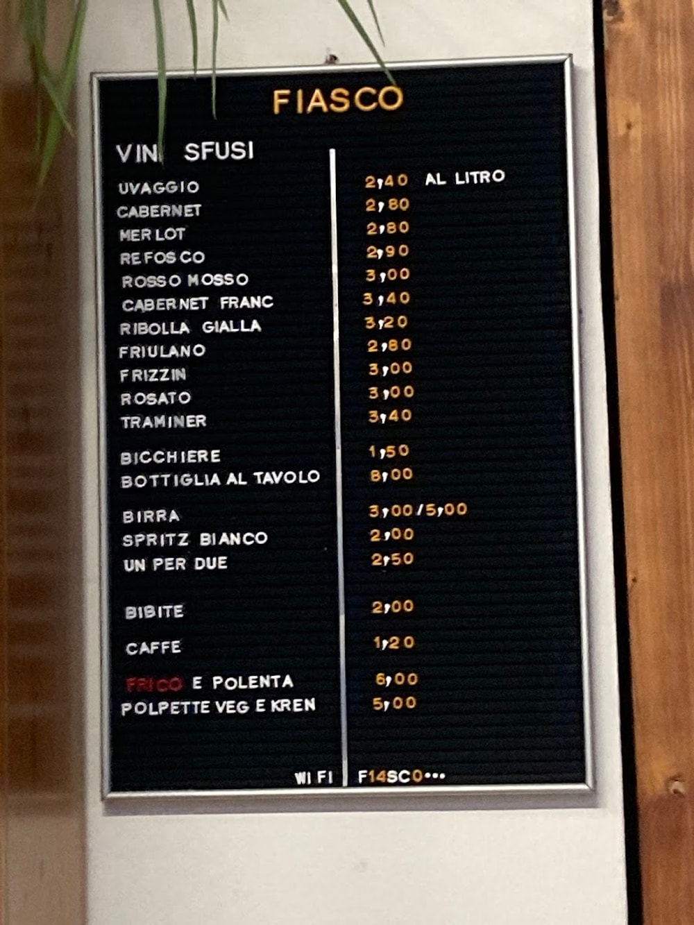 La lavagna dei prezzi intestata FIASCO, con i vini sfusi e i prezzi al litro