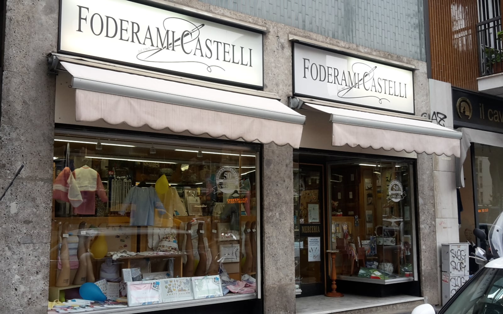 La facciata della merceria Foderami Castelli con l'insegna storica