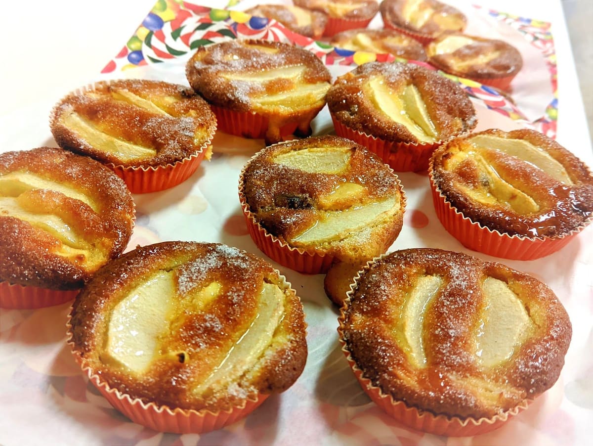 Tortine di mela con lo zucchero caramellato, nei pirottini rossi.