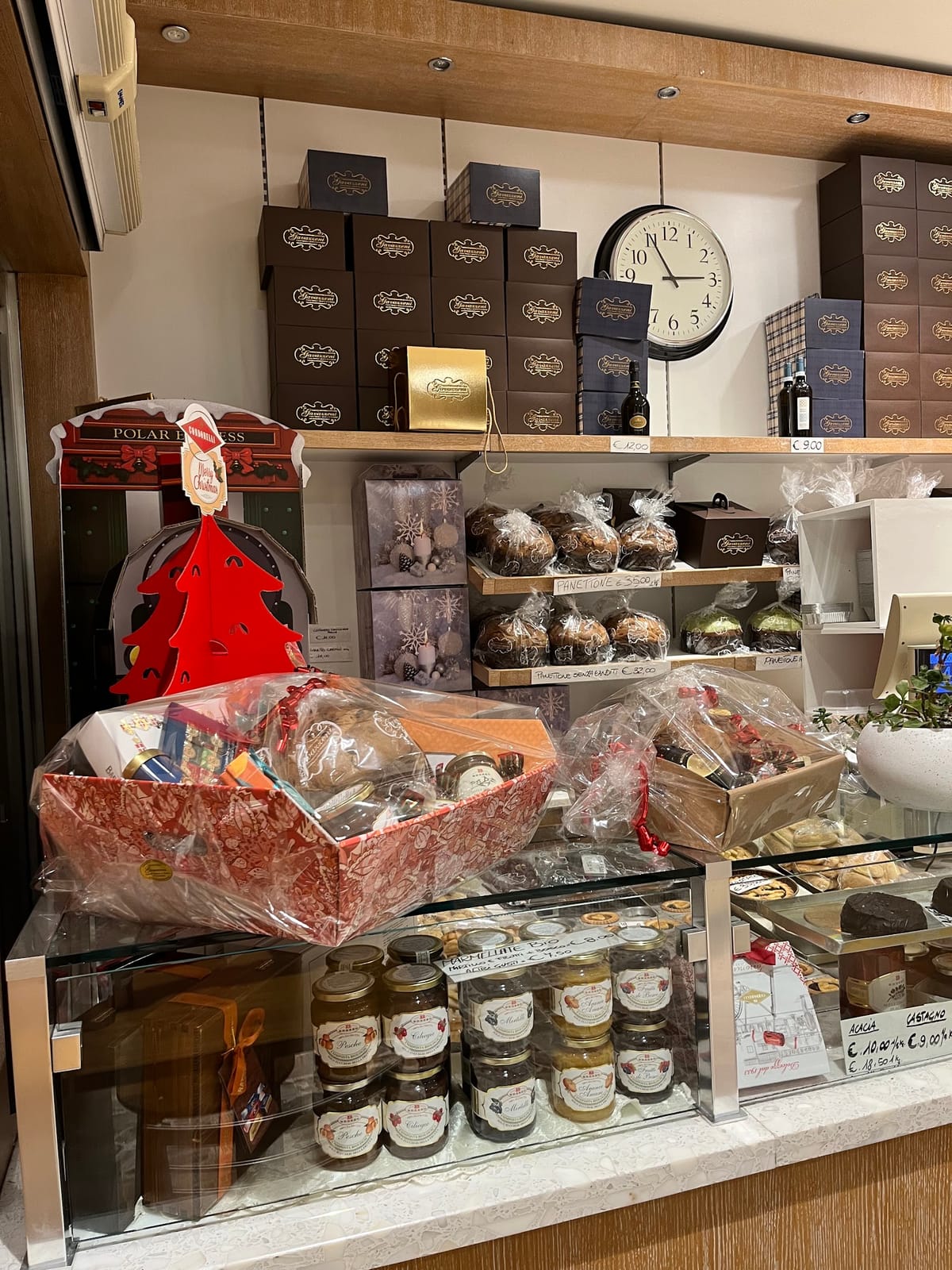Le scatole regalo Gavazzeni e i panettoni sul banco