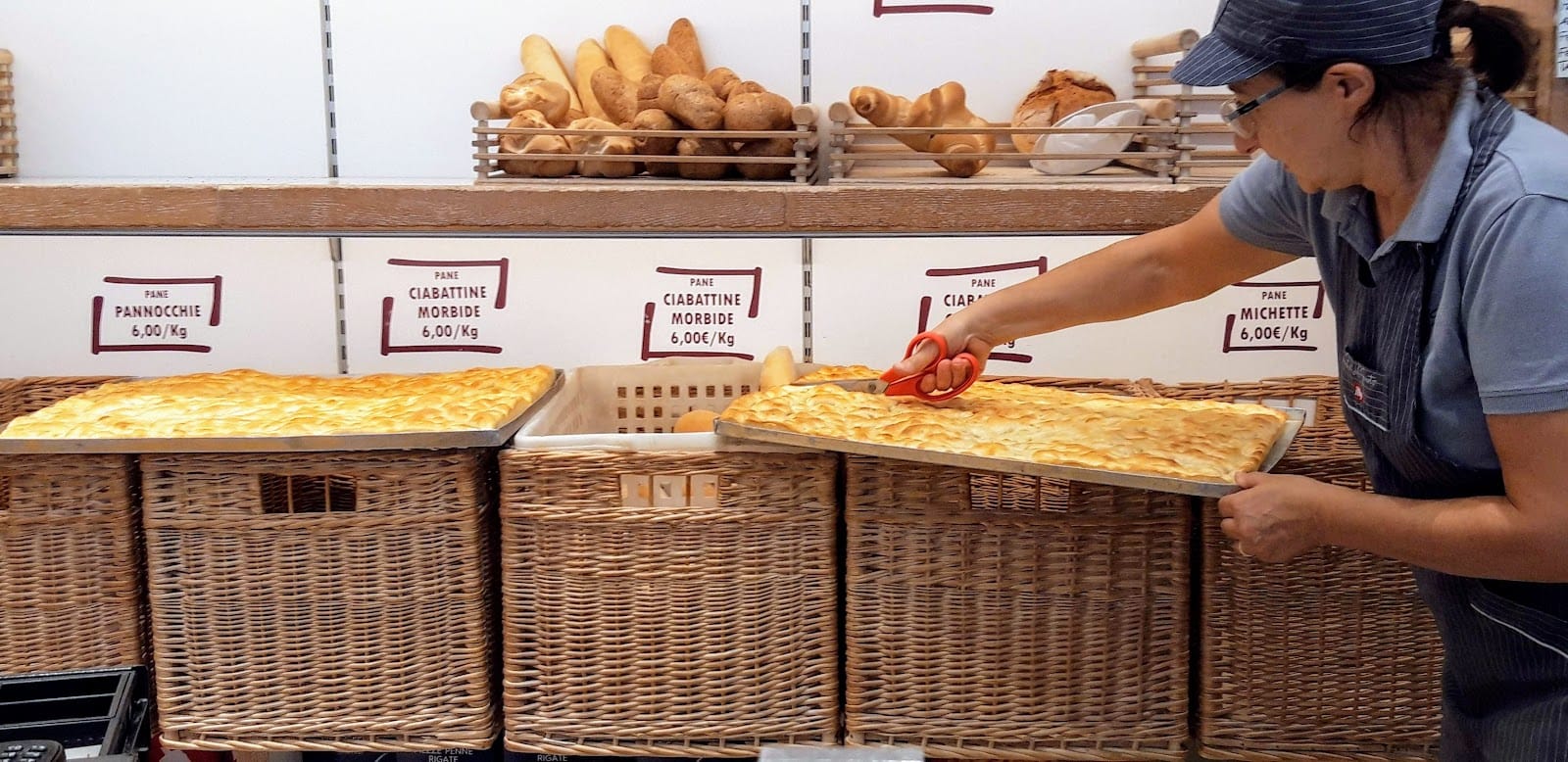 Focacce appena sfornate tagliate al banco
