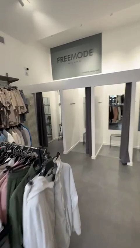 I camerini con le tende grigie sotto il pannello FREEMODE MILANO