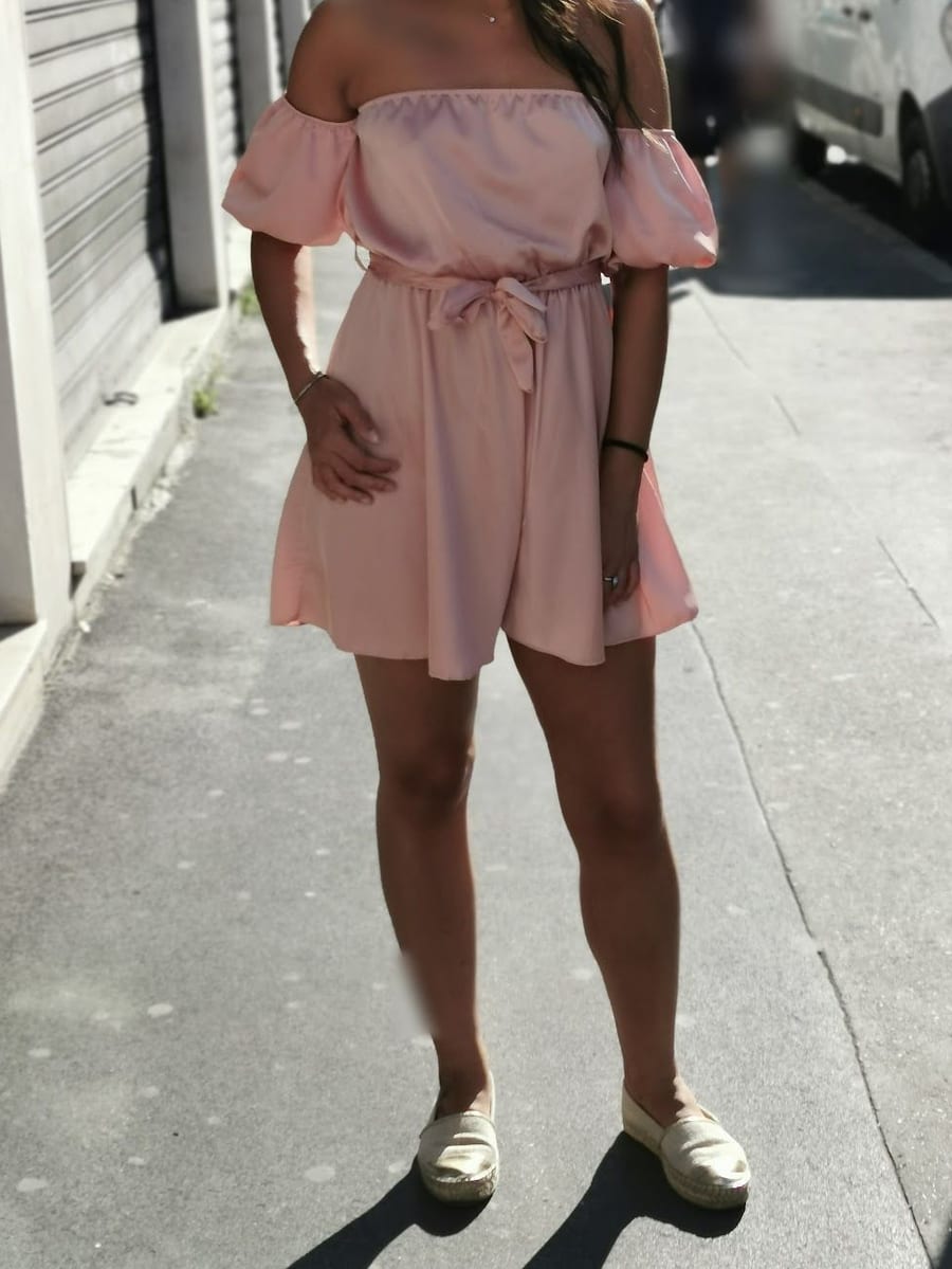 Look 04: tutina rosa con le spalle scoperte e la cintura annodata, con le espadrillas, sul marciapiede