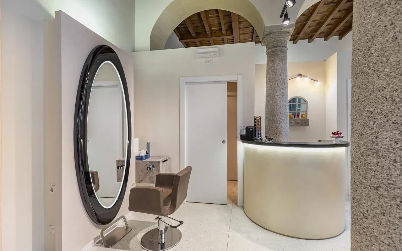 Lo specchio ovale e il banco curvo bianco retroilluminato.