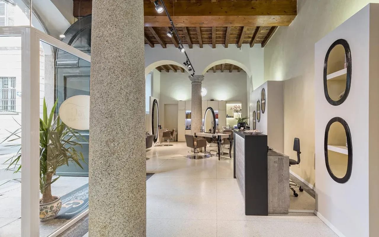 La colonna, gli archi, gli specchi in fila.