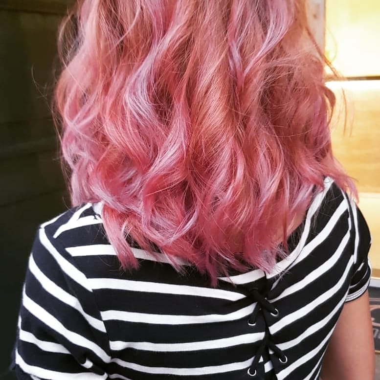 Un rosa a onde, di spalle.