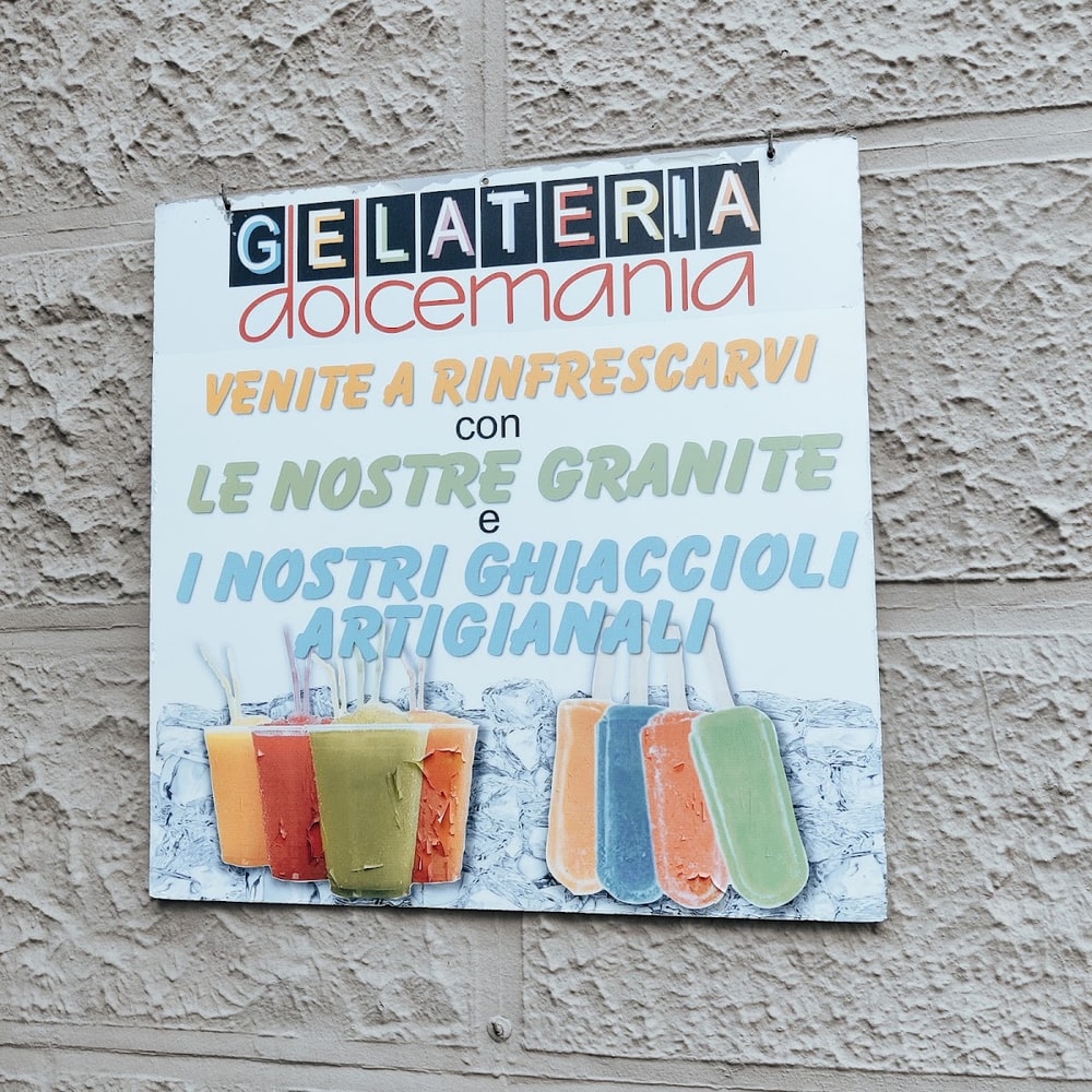 Il cartello di Dolcemania: «Venite a rinfrescarvi con le nostre granite e i nostri ghiaccioli artigianali»
