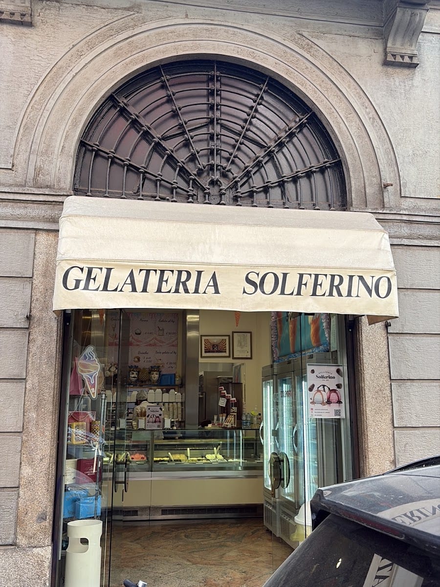 L'insegna della Gelateria Solferino sotto il portico