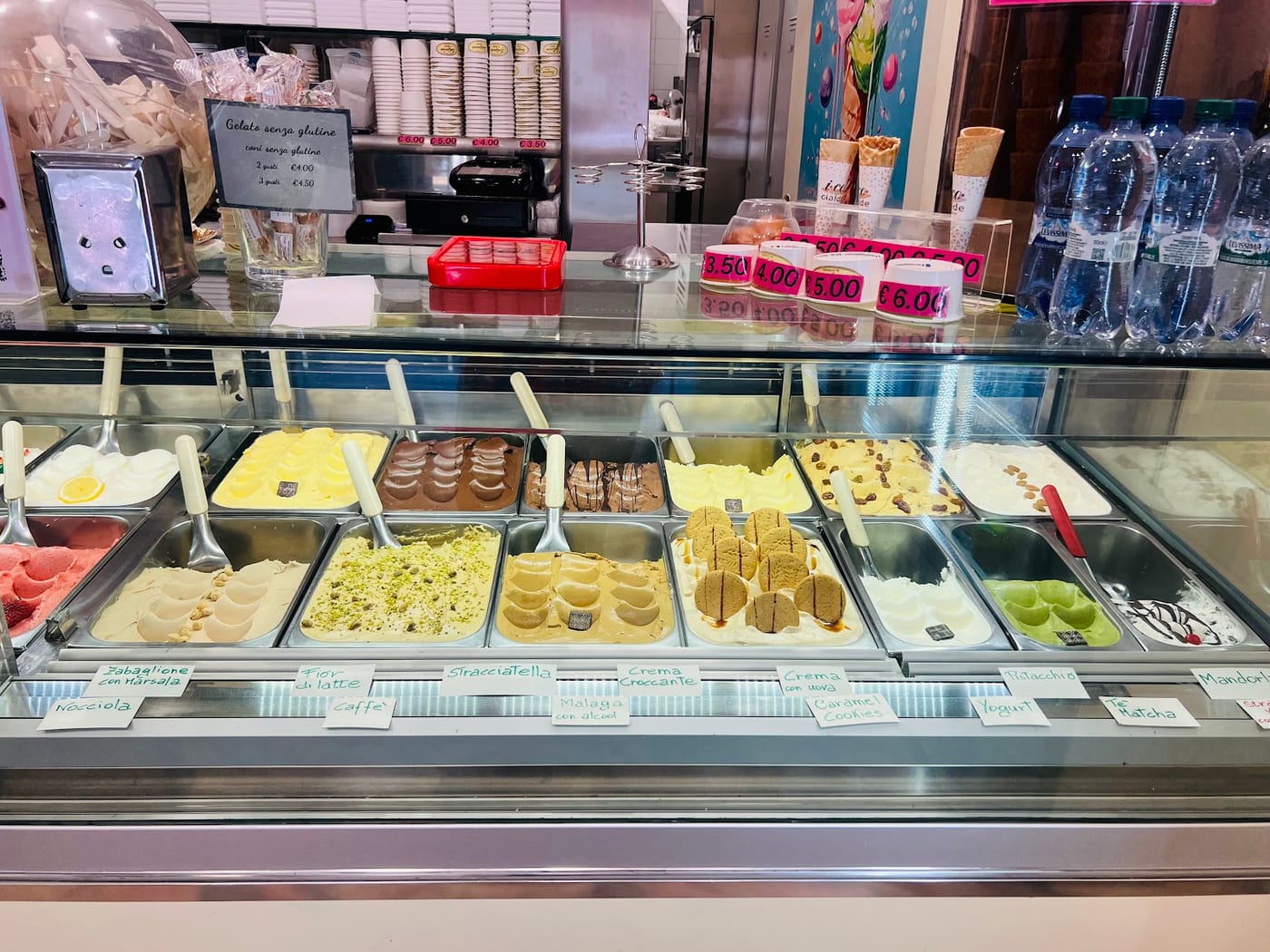 La vetrina del gelato artigianale della Gelateria Solferino