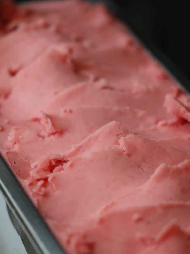 La granita all'anguria nella vaschetta.