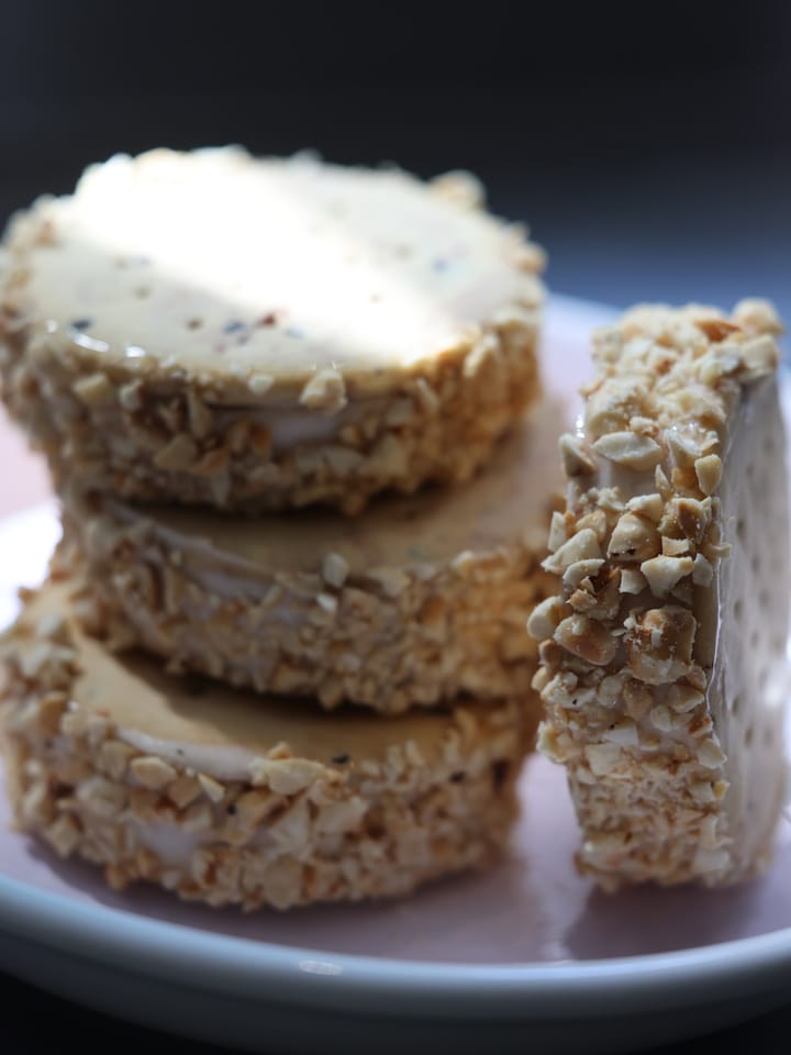 I biscotti gelato con la granella, uno sull'altro.