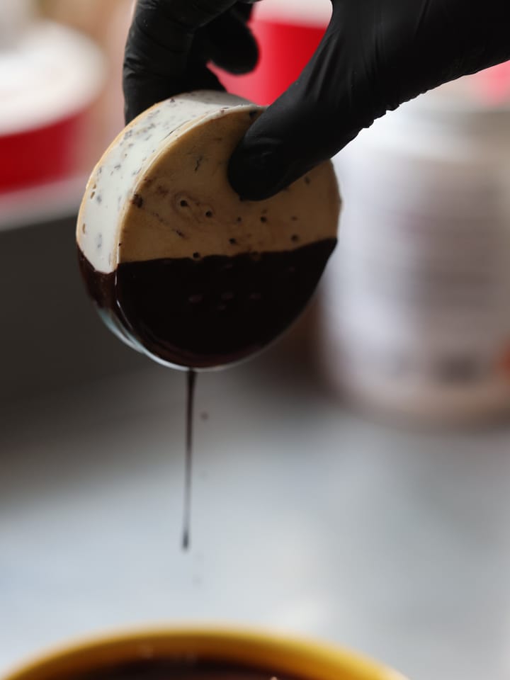 Un biscotto gelato intinto nel cioccolato.