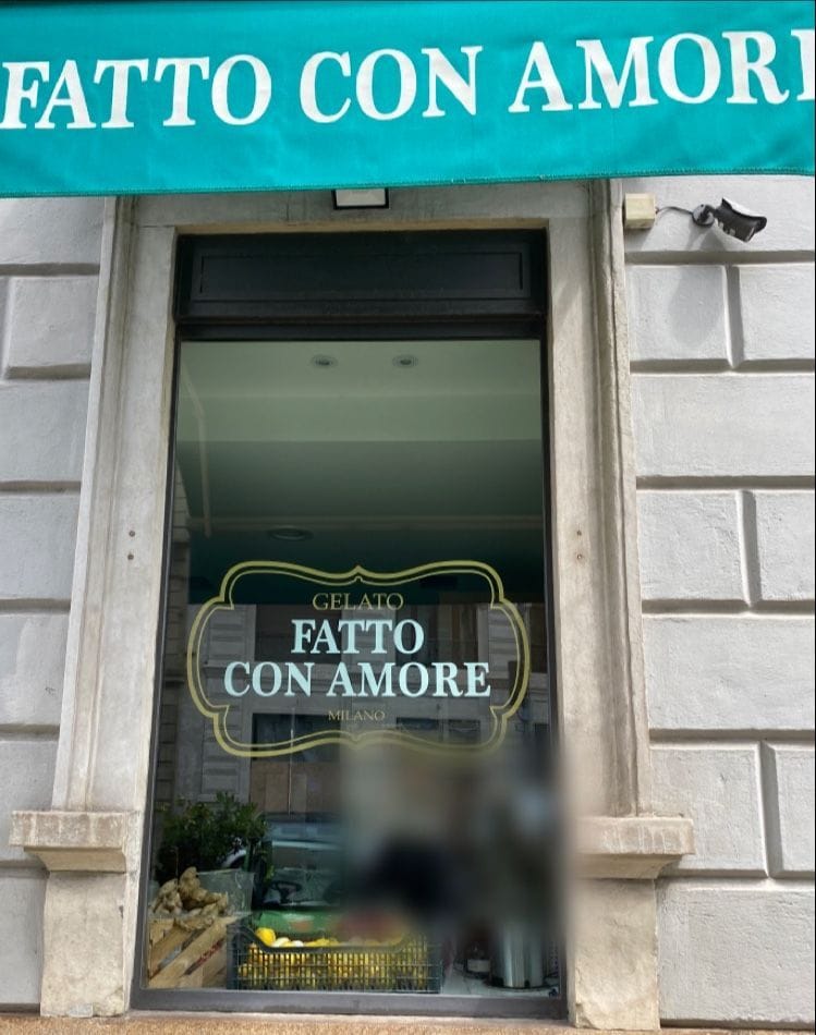 La finestra sotto la tenda, col cartiglio dorato «Gelato fatto con amore, Milano», e dietro la cassetta dei limoni e lo zenzero.