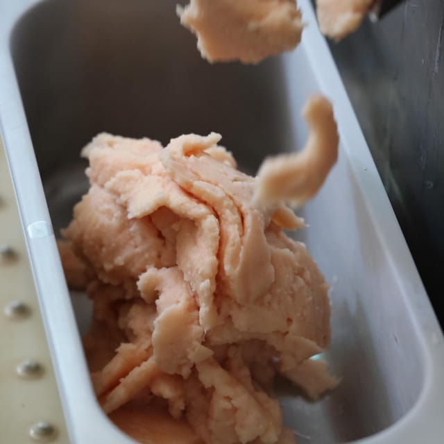 La granita pompelmo e zenzero nella vaschetta.