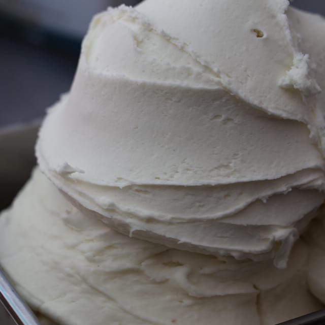 Il gelato al limone nella vaschetta.