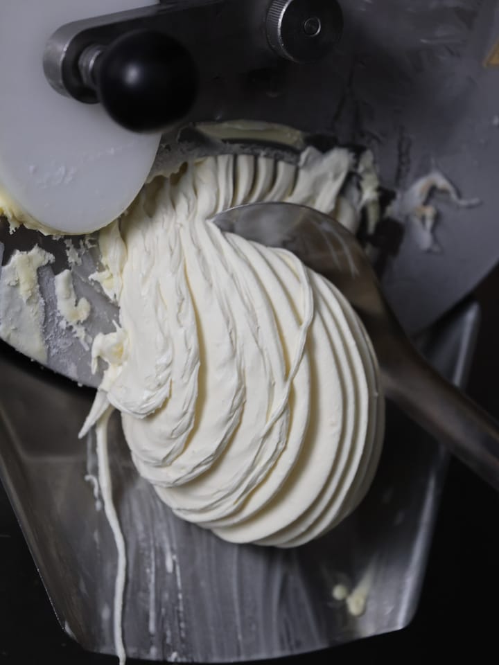 La crema antica che esce a nastro dalla mantecatrice.