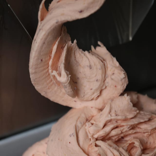 Il gelato di frutta che esce dalla mantecatrice.