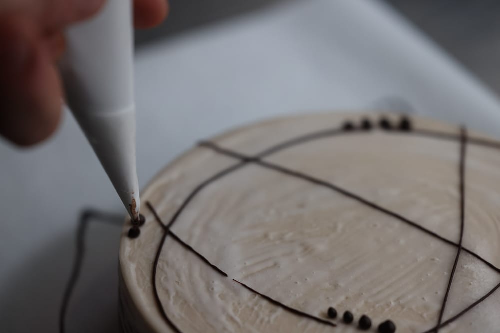 La decorazione della torta gelato con la tasca da pasticcere.