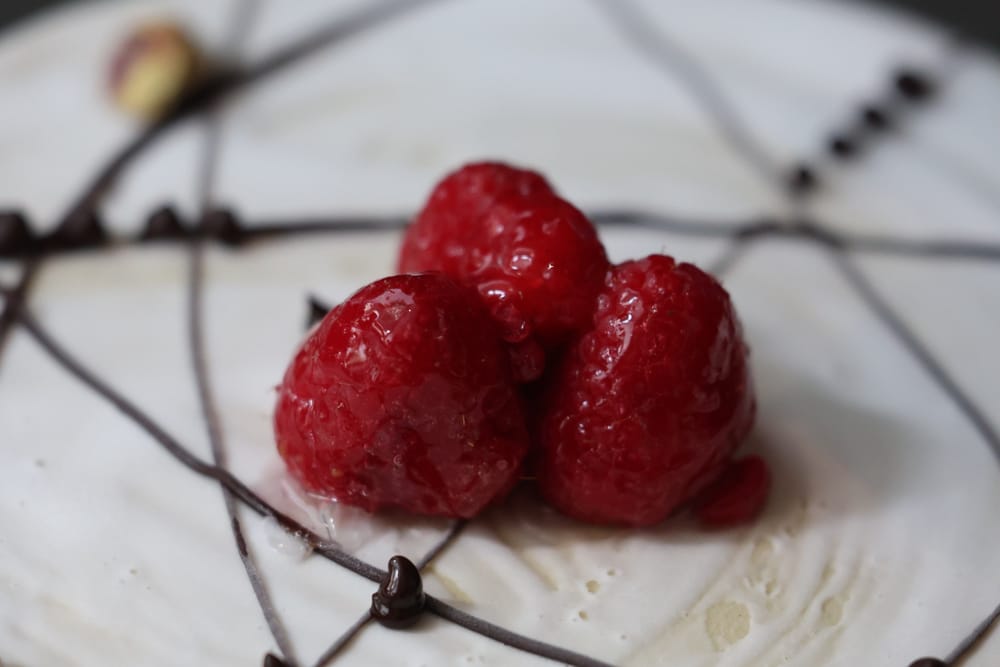 La torta gelato finita, con la stella di cioccolato e le fragole.