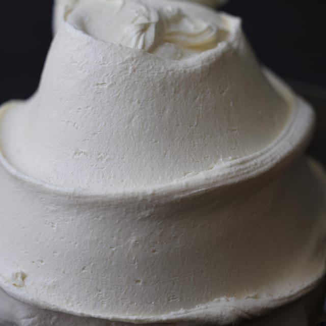 Il gelato allo zenzero nella vaschetta.