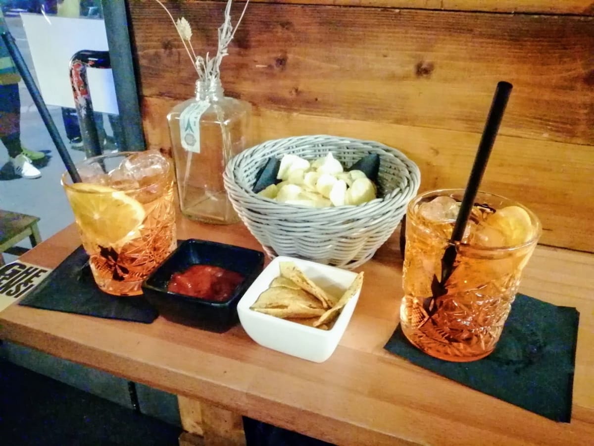 Aperitivo con spritz e stuzzichini
