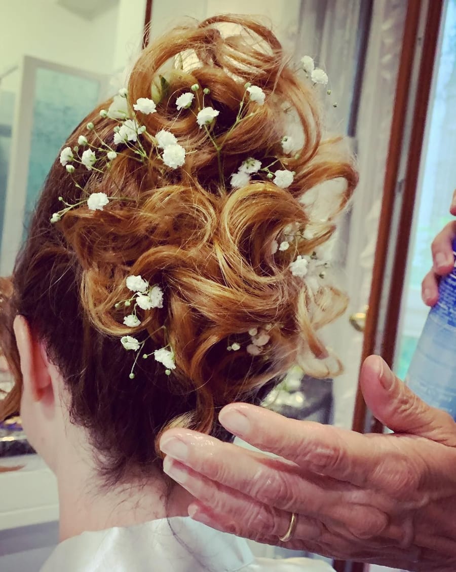 Un raccolto da sposa con la gypsophila, di spalle.