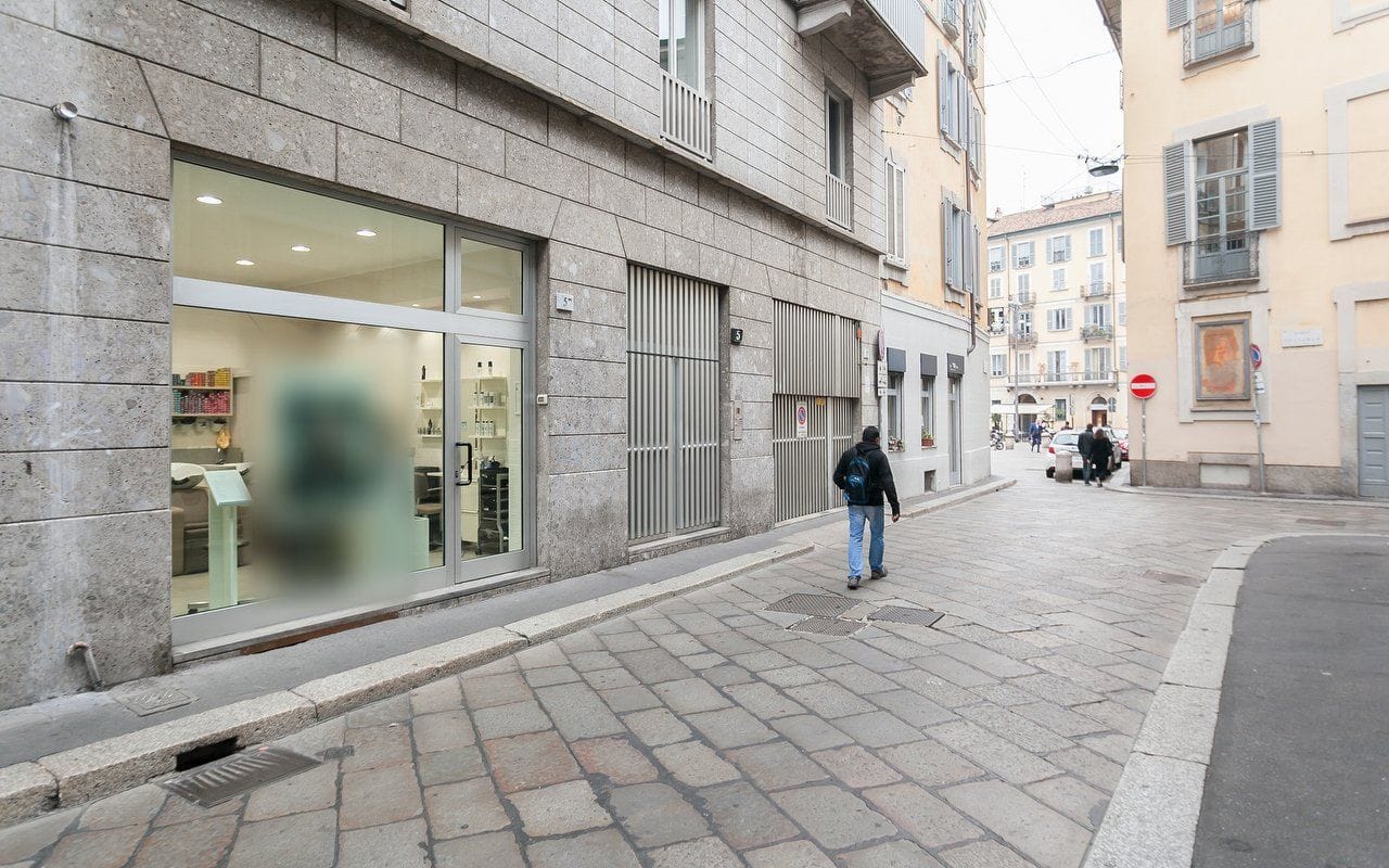 La vetrina su Via della Palla, il civico 5, il pavé.