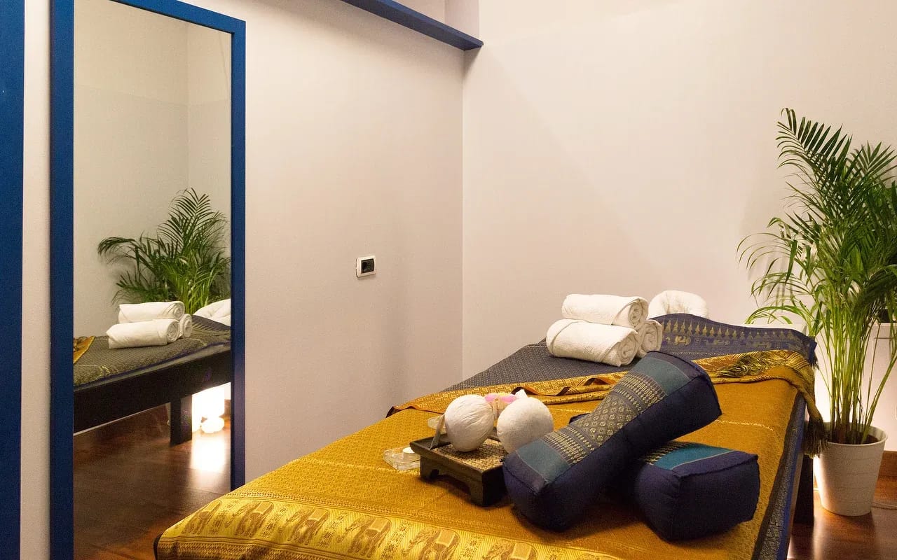 La sala con la seta oro, i cuscini thailandesi blu notte e lo specchio con la cornice blu.