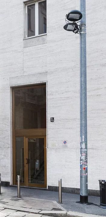 Il palazzo di travertino all'angolo e il portone di Via Nirone 2.