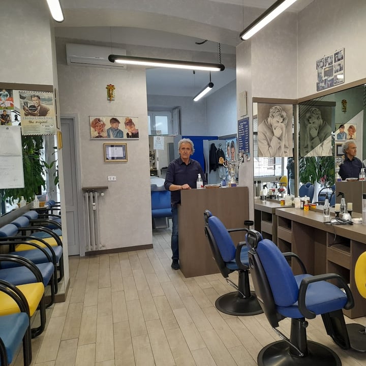 Le sedie d'attesa e i poster