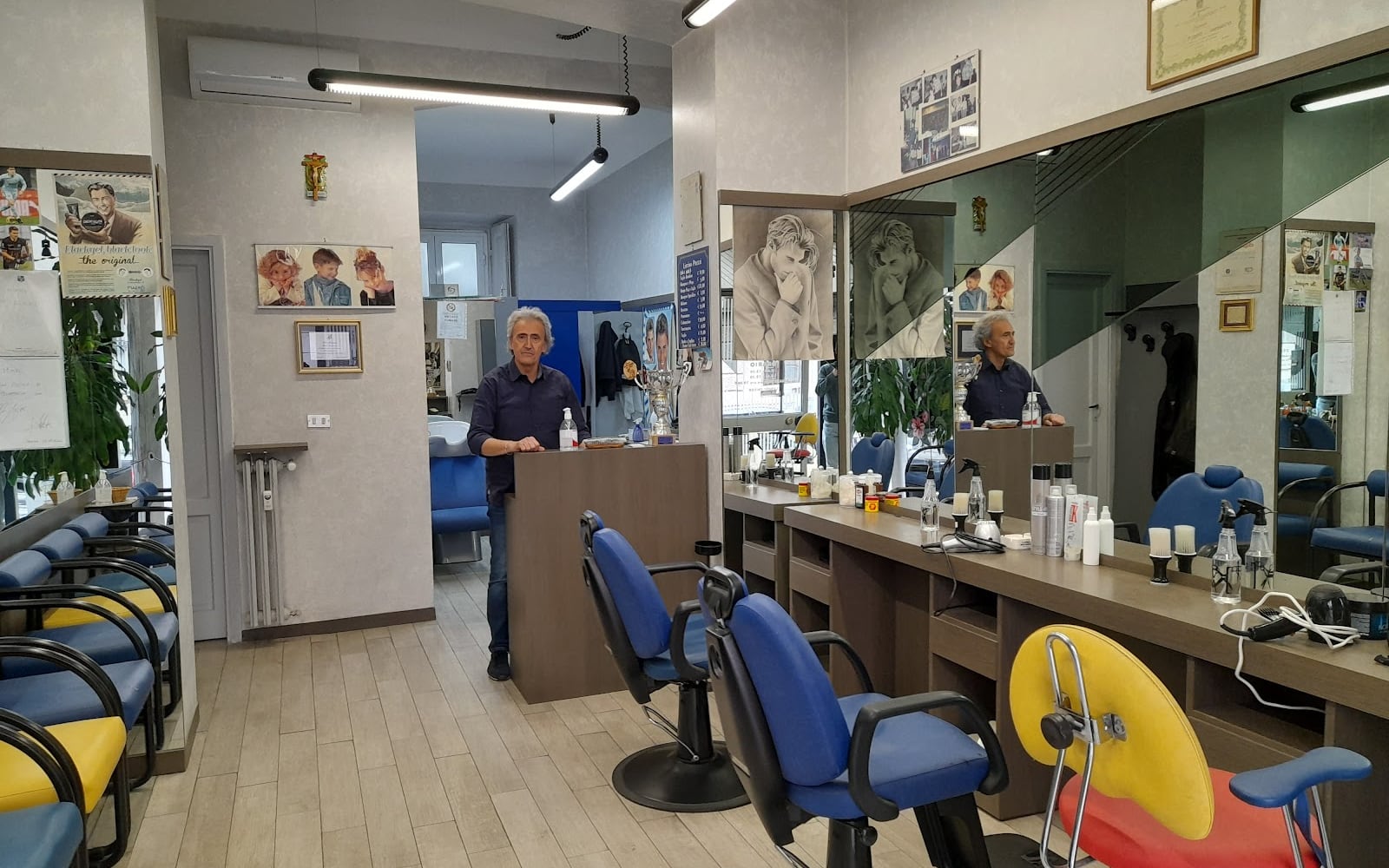 L'interno della barberia di Grippo Domenico con Mimmo e le poltrone