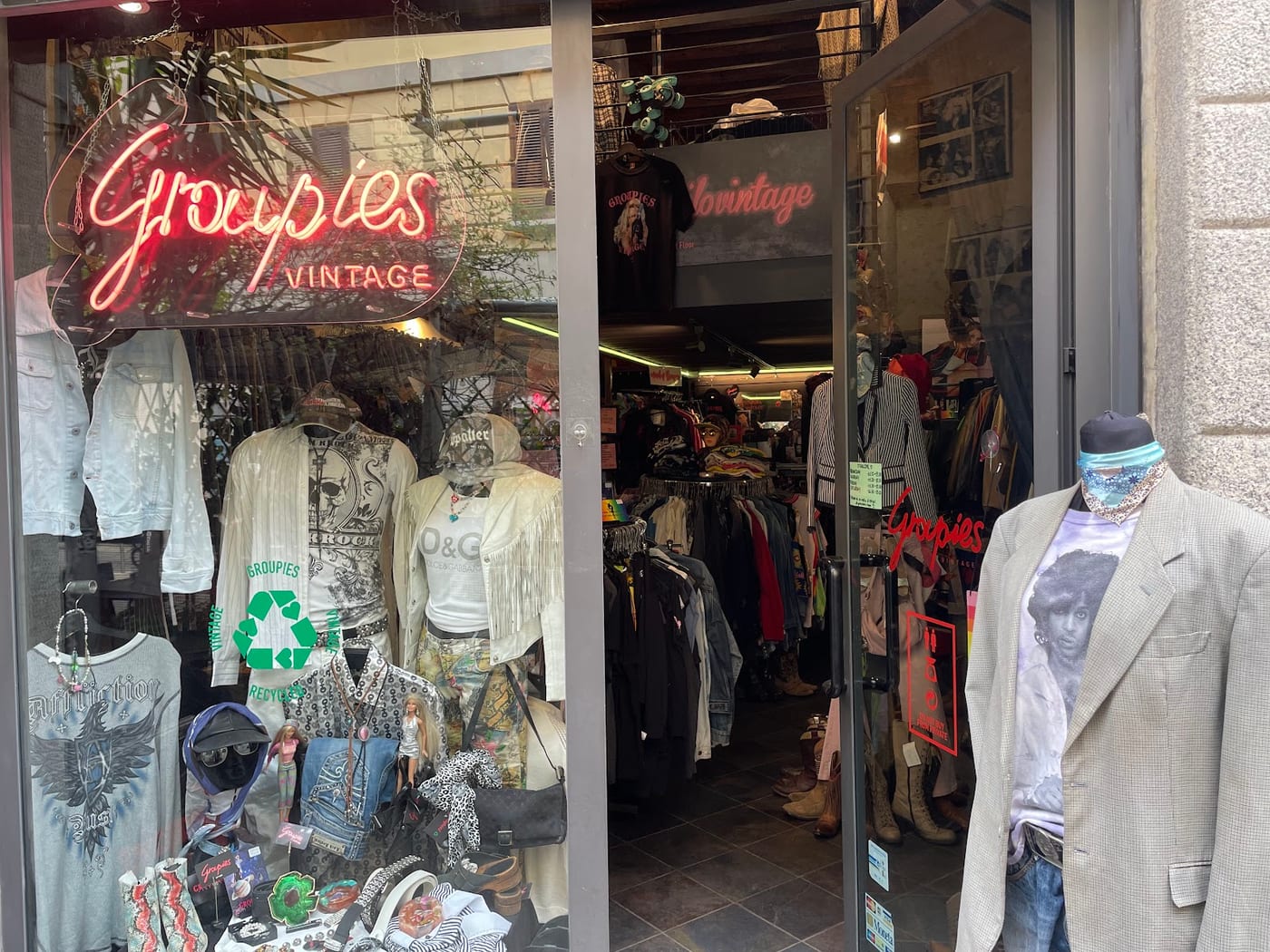 La vetrina di Groupies Vintage con l'insegna al neon rosa