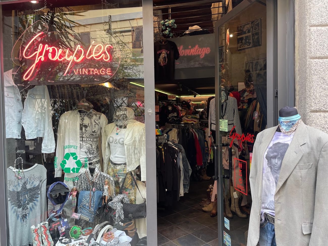 La vetrina di Groupies con l'insegna al neon e i capi vintage